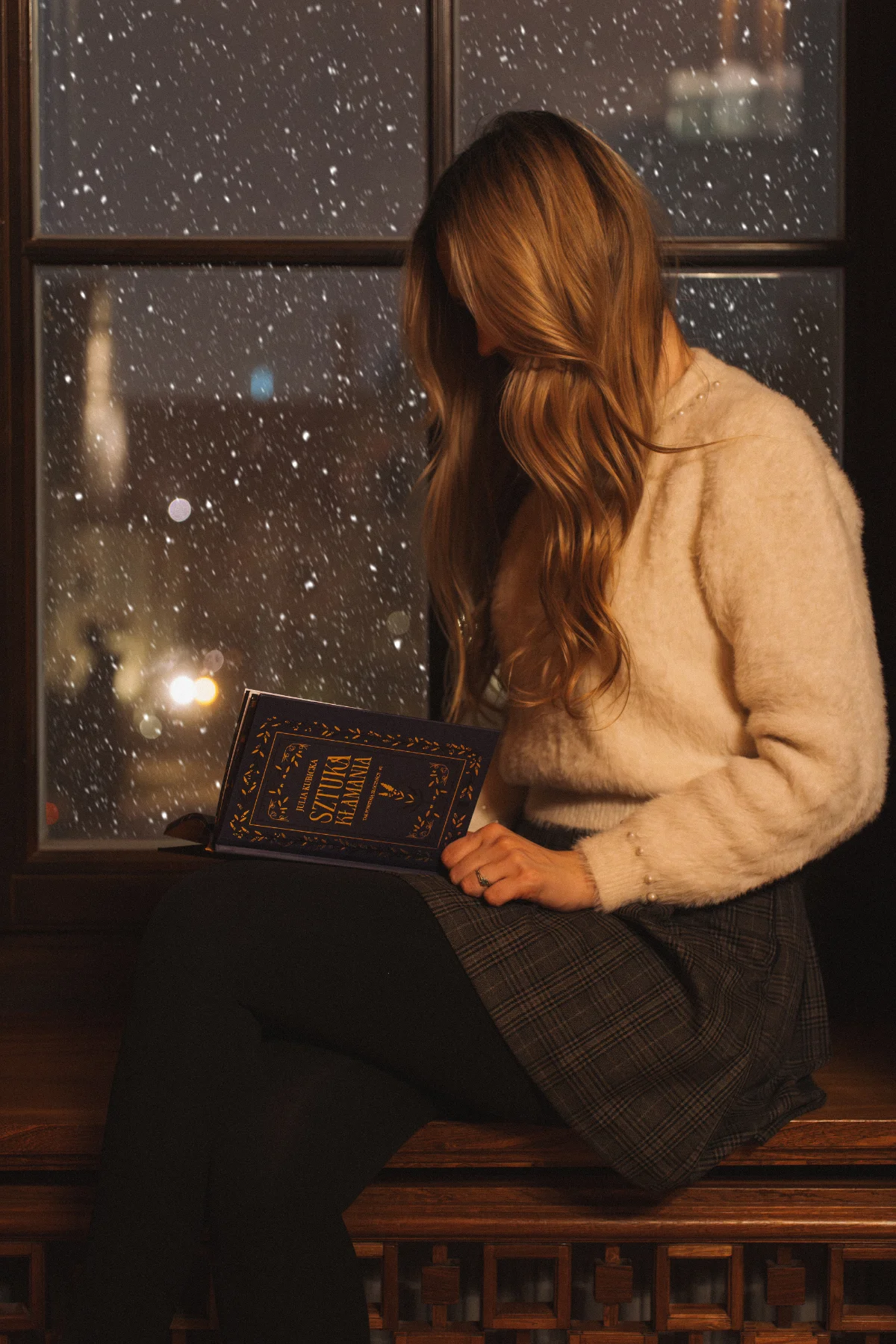 Delikatna sesja zimowa modelki na zamku w Poznaniu