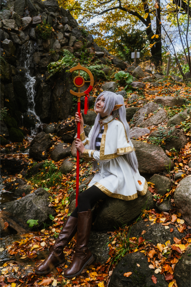 Sesja cosplayowa Frieren w Parku Cytadela w Poznaniu. Elfia czarodziejka w naturalnym otoczeniu.