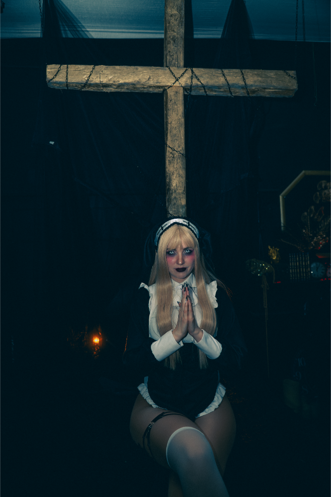 Modelka przebrana za seksowną zakonnice na Halloween